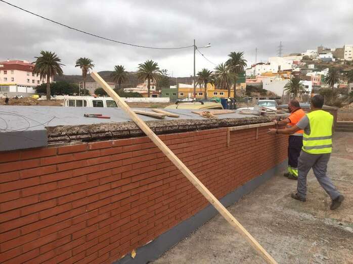 Obras de arreglo de los muros de la plaza de Jinámar/TA.